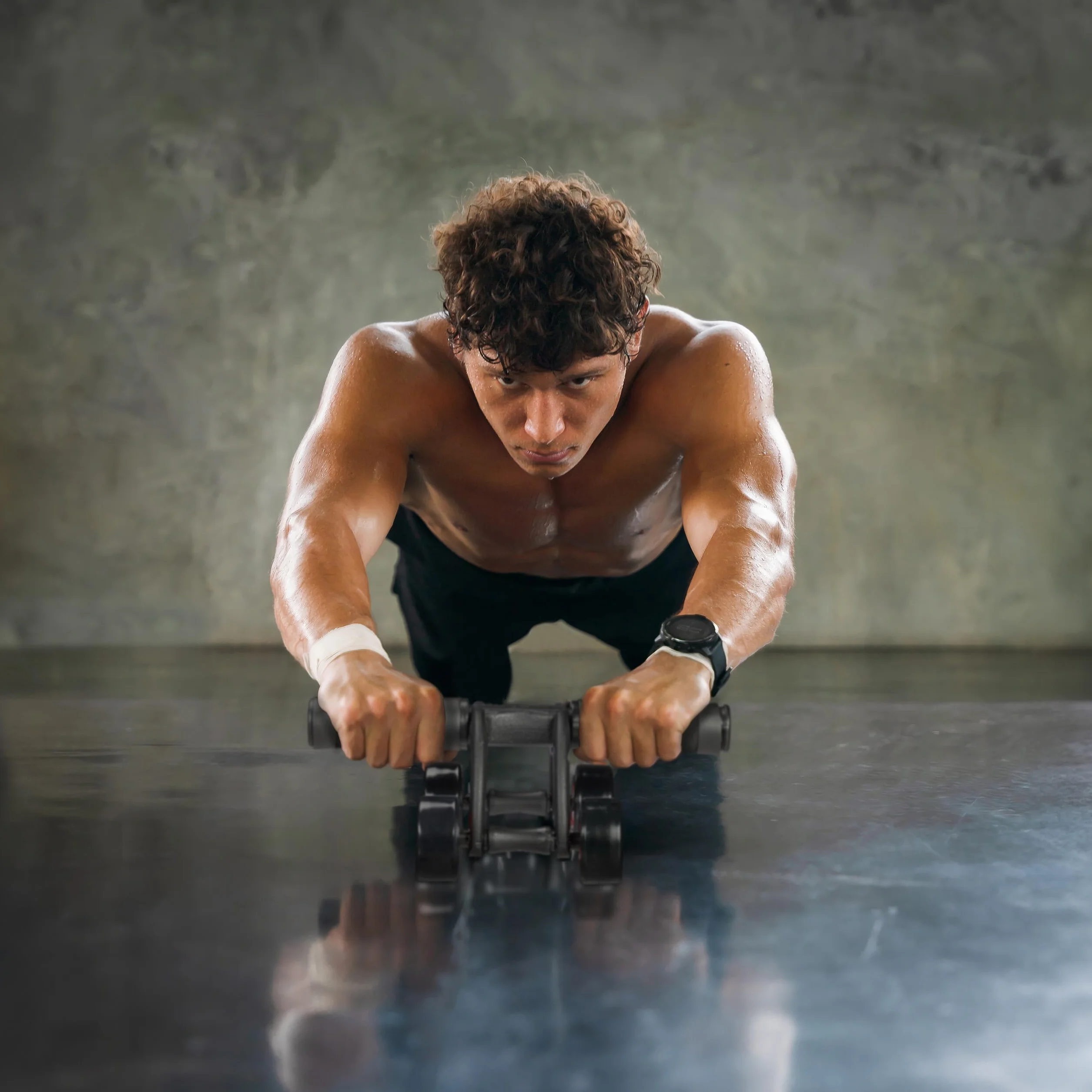 Relaxdays Wózek do ćwiczeń brzucha z 4 kółkami, trenażer brzucha, rolka fitness z matą pod kolana, czarny/czerwony