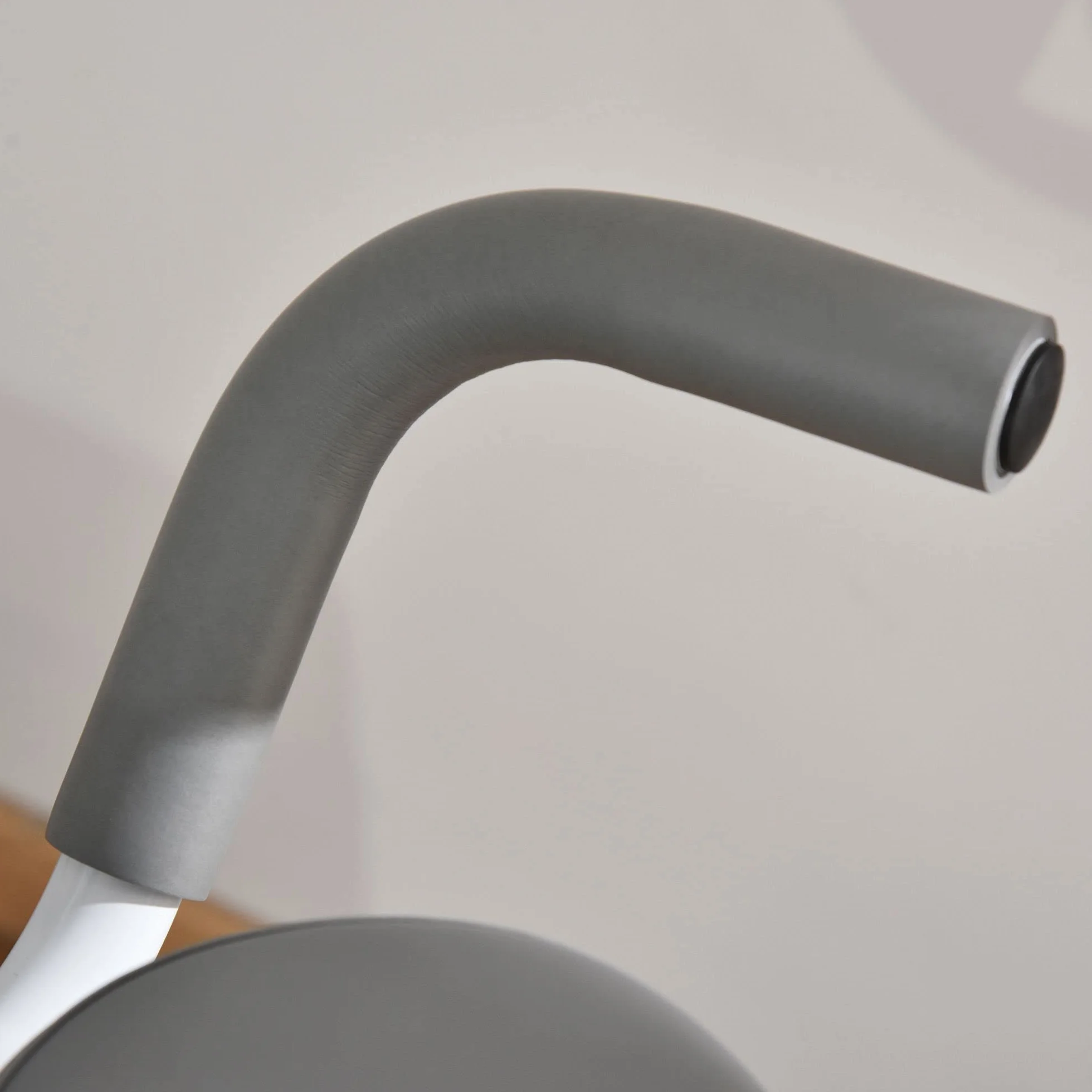 HOMCOM Magnetyczny rower treningowy składany rower fitness rower wewnętrzny duży komfort regulowane oparcie siodełka uchwyty na ekran LCD wielofunkcyjny uchwyt na tablet stalowy biały szary