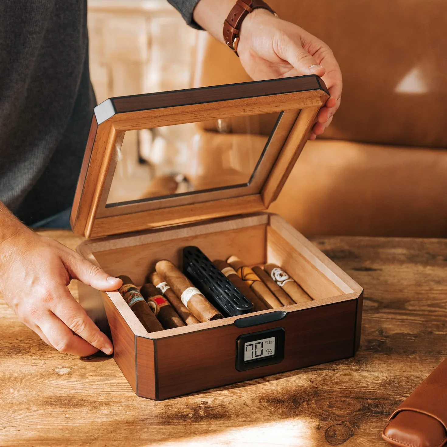 CASE ELEGANCE MAG humidor biurkowy, wykończenie orzecha włoskiego, mieści 20-30 cygar, szklany blat z zamknięciem magnetycznym, ośmiokątny kształt, cyfrowy higrometr, hiszpański brąz cedrowy