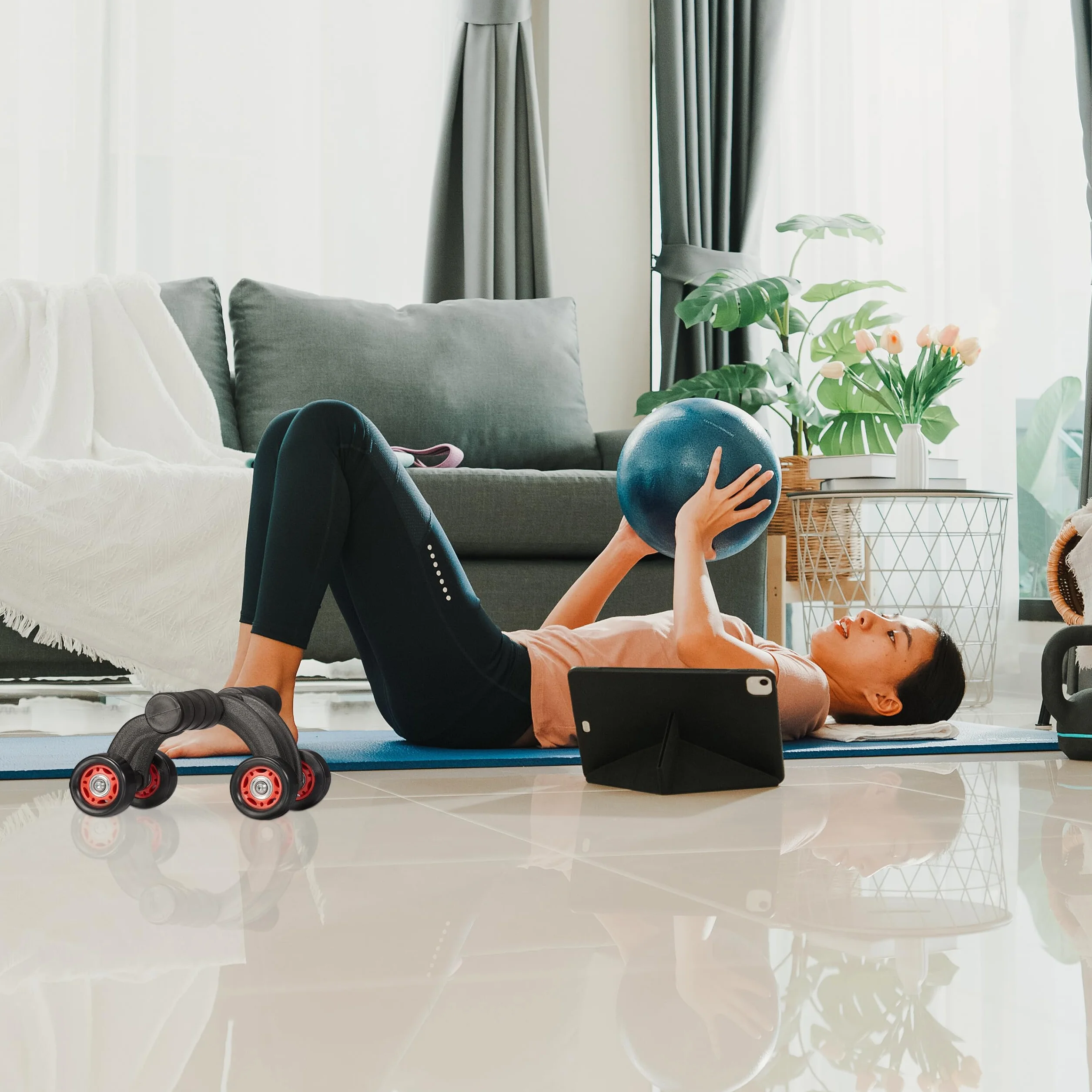 Relaxdays Wózek do ćwiczeń brzucha z 4 kółkami, trenażer brzucha, rolka fitness z matą pod kolana, czarny/czerwony