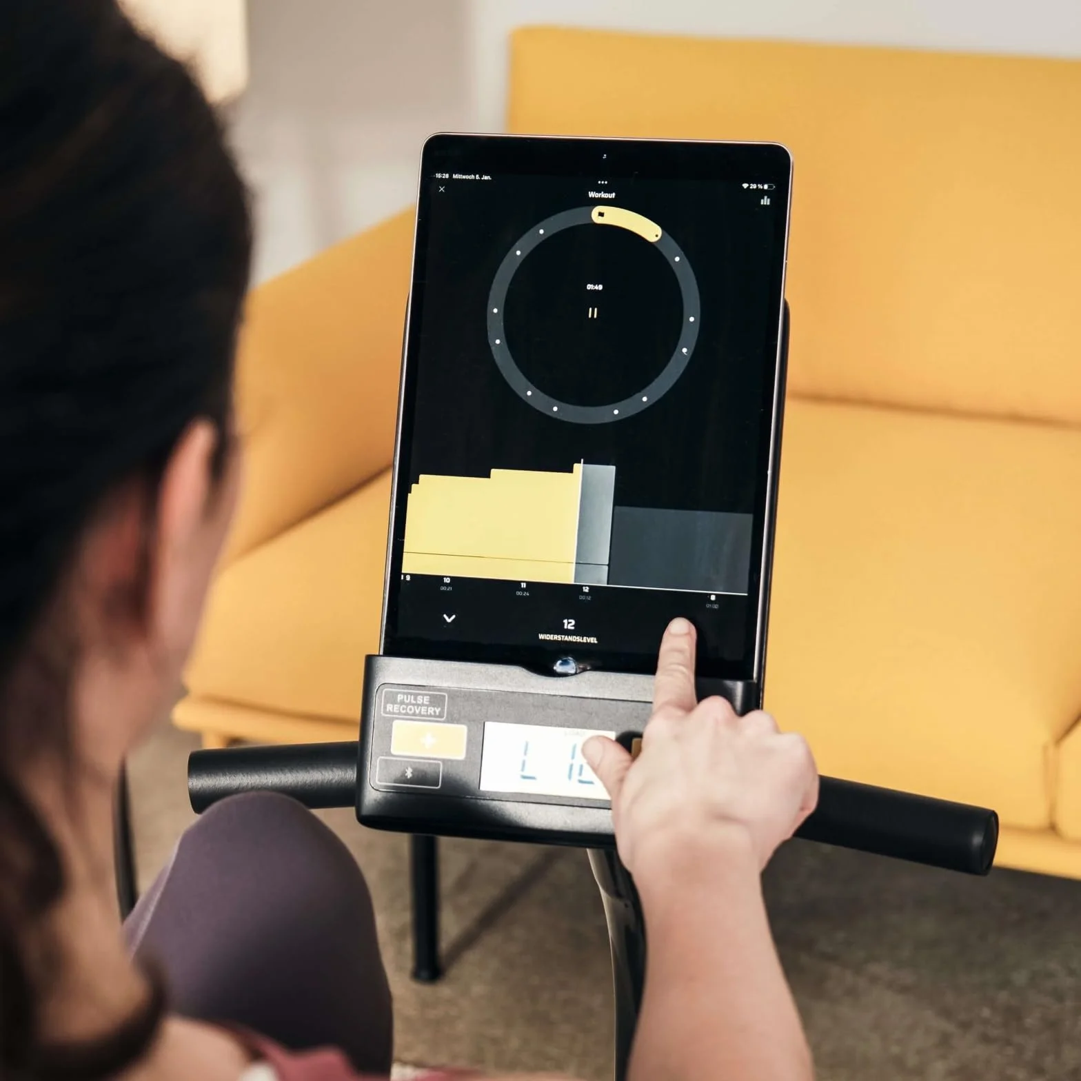 SportPlus domowy trenażer do leżenia, kompatybilny z aplikacjami, 24 stopnie i 6 programów treningowych, antypoślizgowe pedały, z wyświetlaczem i uchwytem na tablet, do 110 kg