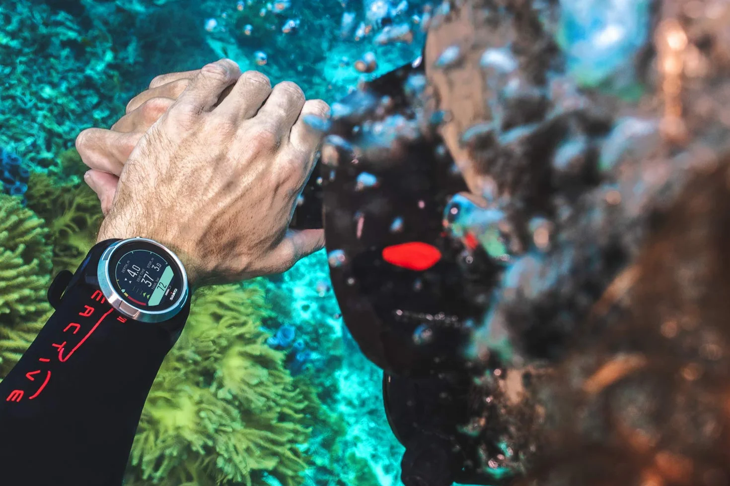 Suunto Komputer nurkowy D5 z kolorowym wyświetlaczem, wodoszczelność 100 m, funkcja alarmu, stoper, informacje o pogodzie, kompas i czas pracy baterii do 12 godzin w trybie nurkowania