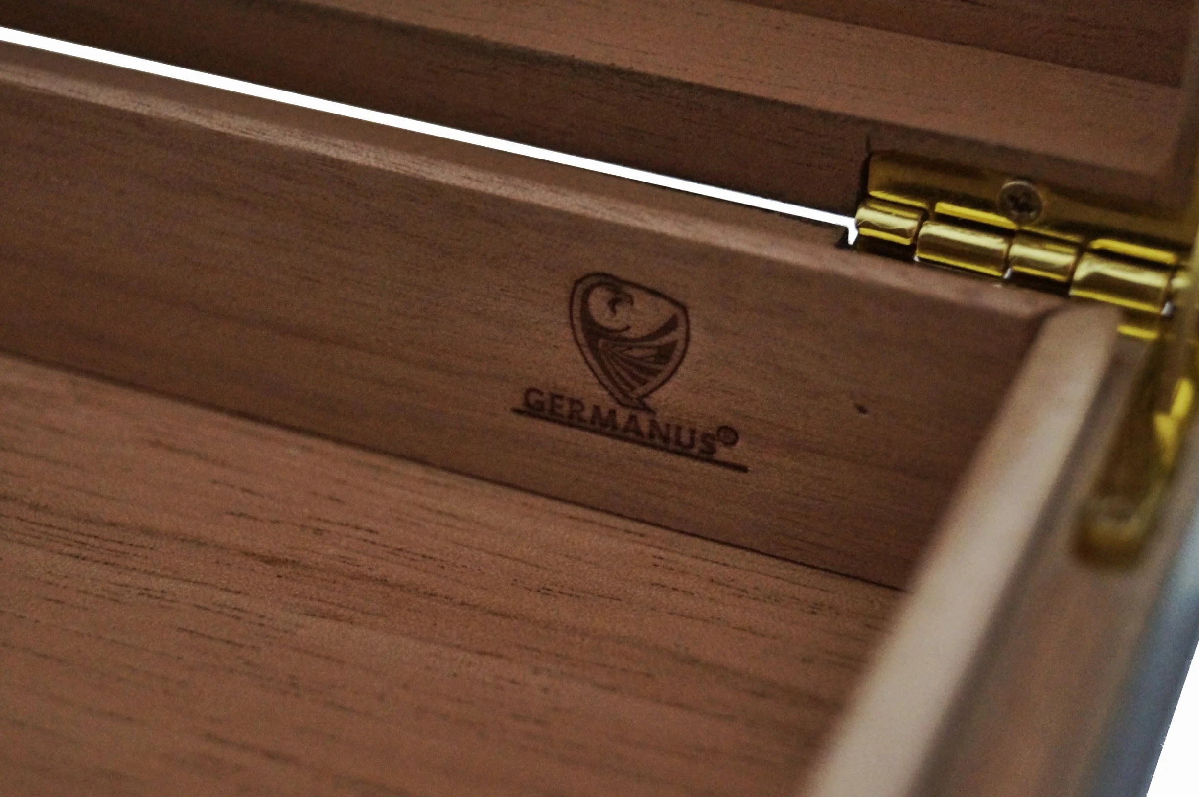 GERMANUS Humidor podróżny czarny z drewnem cedrowym wraz z humidor brevier w kolorze czarnym