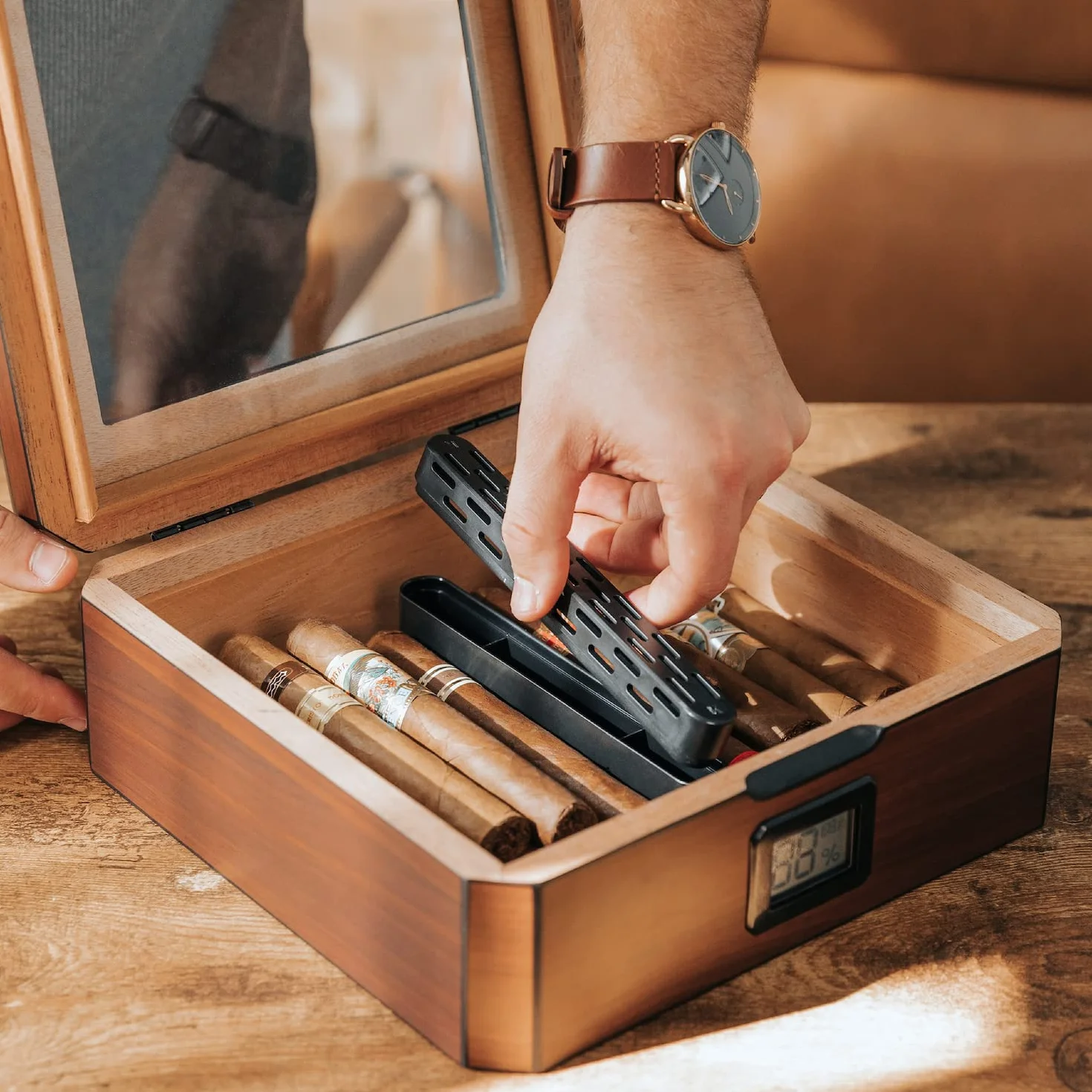 CASE ELEGANCE MAG humidor biurkowy, wykończenie orzecha włoskiego, mieści 20-30 cygar, szklany blat z zamknięciem magnetycznym, ośmiokątny kształt, cyfrowy higrometr, hiszpański brąz cedrowy