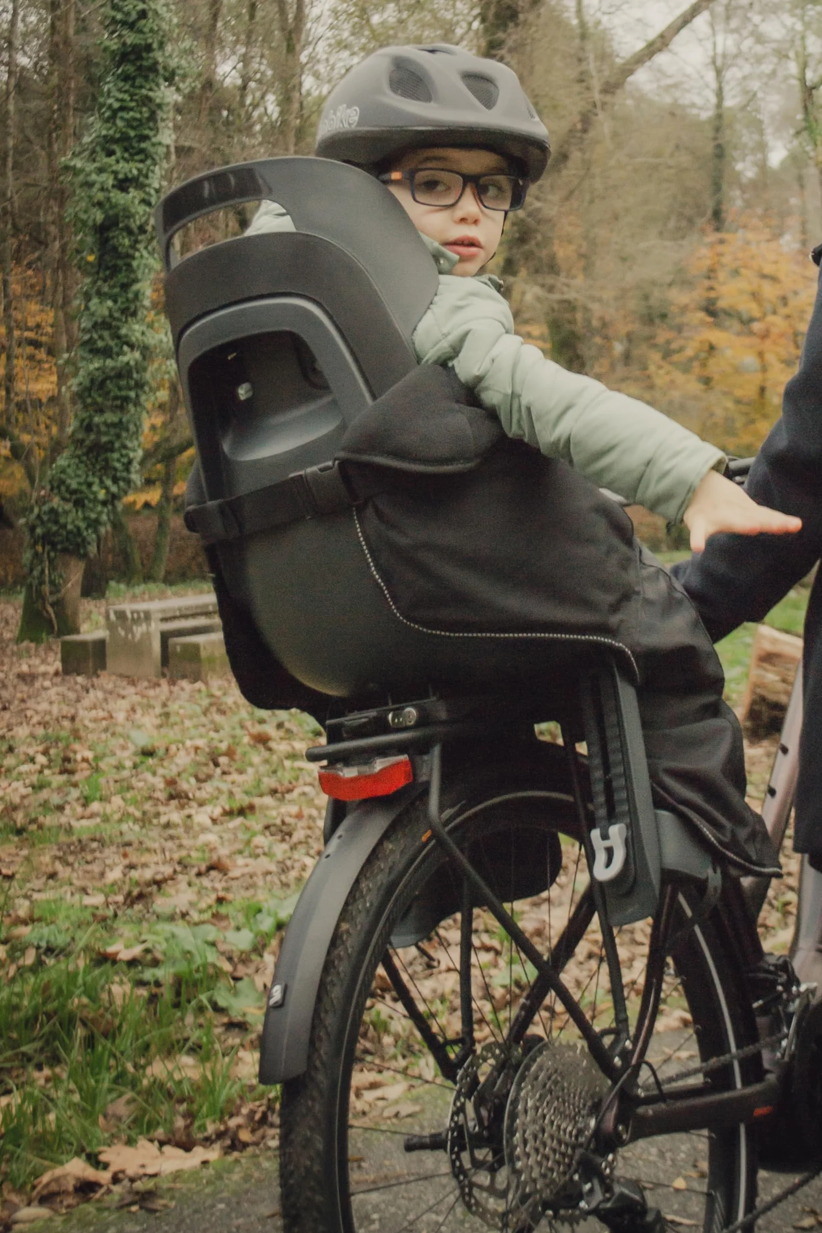 BOBIKE 8011500001 - Tylny fotelik dziecięcy GO MAXI AVS+, zamontowany na bagażniku AVS+, odpowiedni dla dzieci o maksymalnej wadze 22 kg, w kolorze czarnym Urban Black.