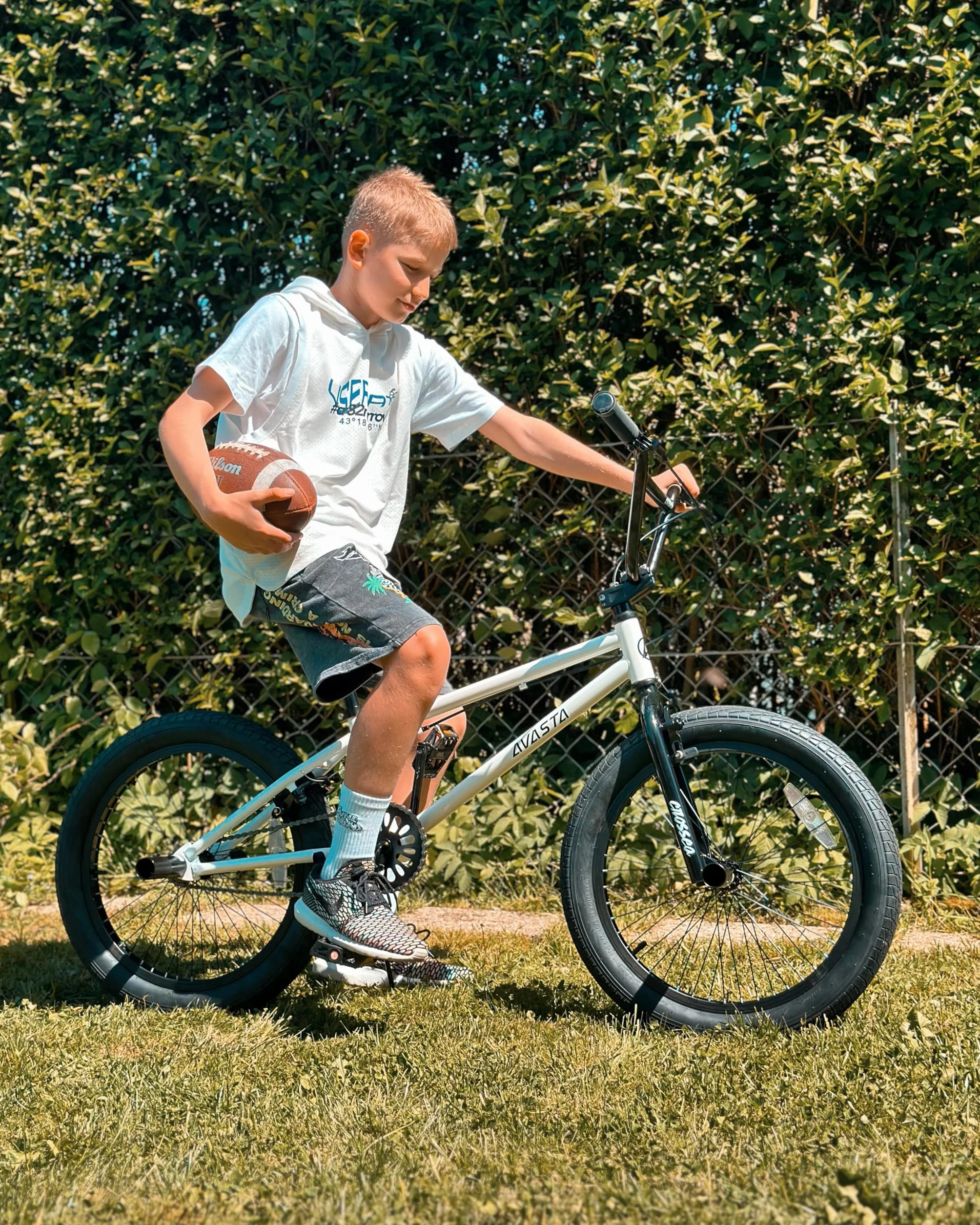 AVASTA Freestyle rower młodzieżowy BMX dla dzieci 6, 7, 8, 9, 10, 11, 12, 13, 14 lat, dla chłopców i dziewczynek, dla chłopców i dorosłych, z 4 pegami, biały