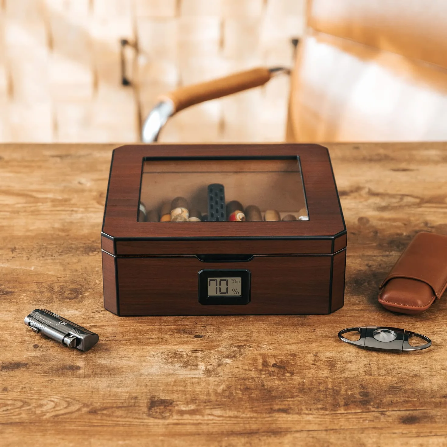 CASE ELEGANCE MAG humidor biurkowy, wykończenie orzecha włoskiego, mieści 20-30 cygar, szklany blat z zamknięciem magnetycznym, ośmiokątny kształt, cyfrowy higrometr, hiszpański brąz cedrowy