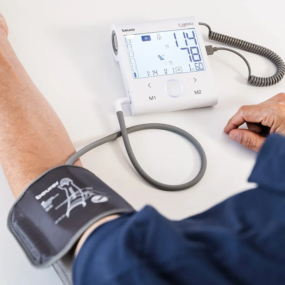 Beurer BM 96 ciśnieniomierz kardio z funkcją EKG pomiar ciśnienia krwi i tętna na ramieniu do wykrywania AFIC (AFib) zapobiegania udarom obwodu 22-42 cm