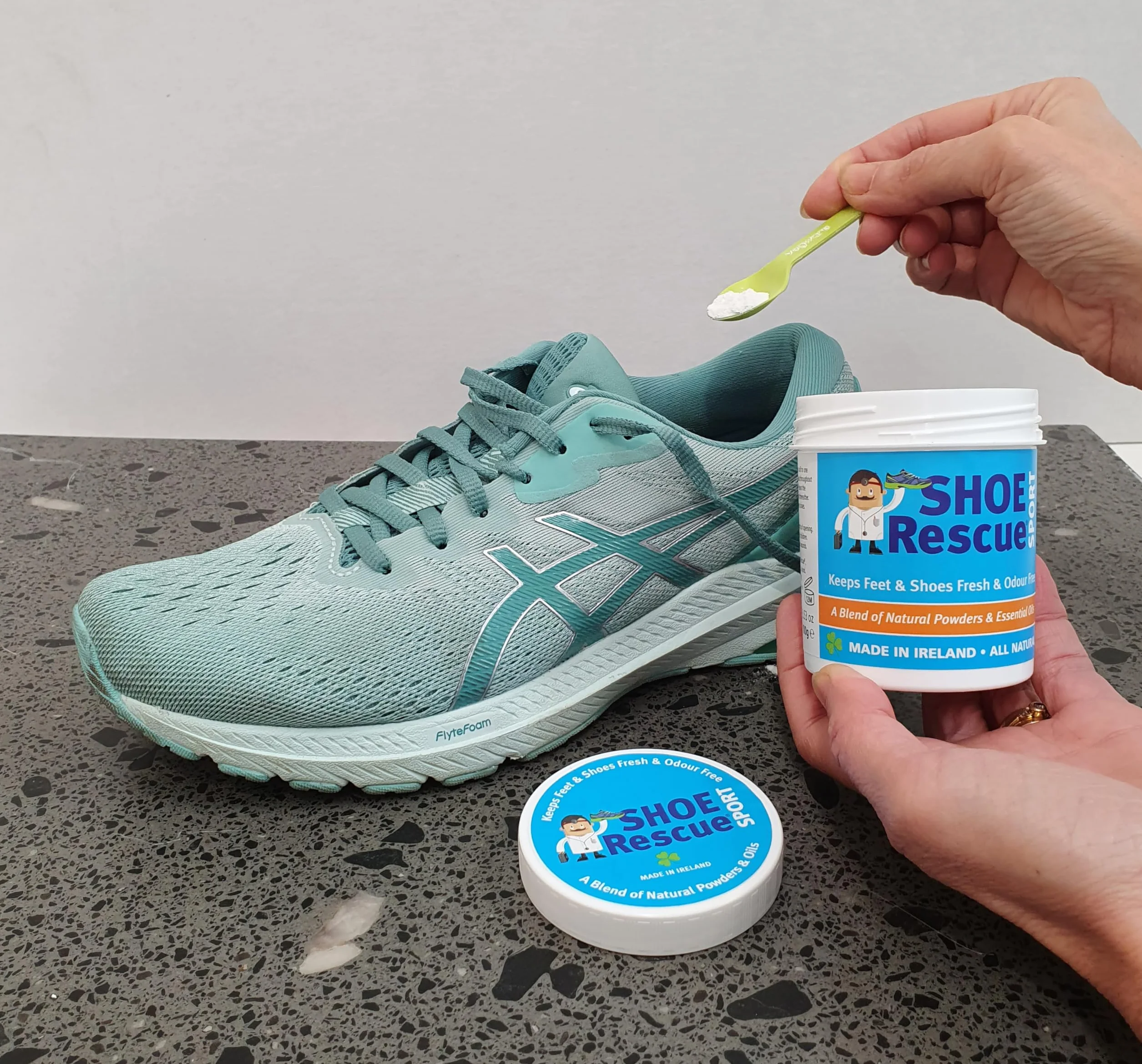 Puder do butów i stóp 100 g – środek do usuwania nieprzyjemnych zapachów stóp i eliminator – opracowany przez zarejestrowaną pielęgnację stóp Shoe Rescue to całkowicie naturalny środek do usuwania