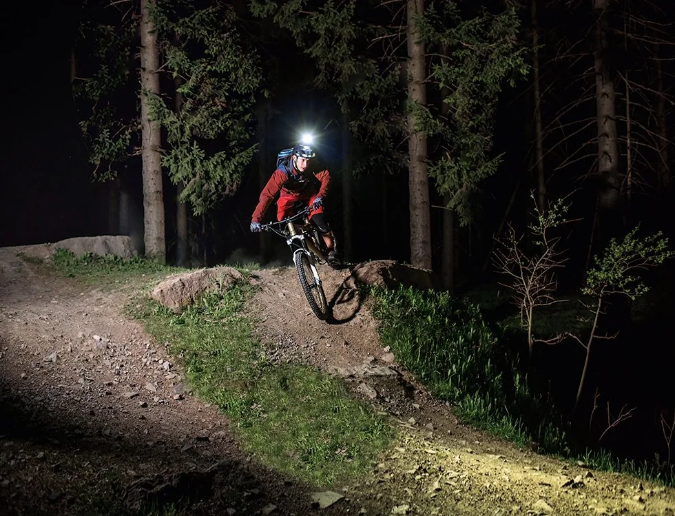 SIGMA Buster 2000 HL | Mocne oświetlenie kasku | Helmet Light 2000 Lumens | Światło na kask rowerowy z 7 profili Modi | Bezpieczne przywiązanie do kasku rowerowego | Kolor: czarny