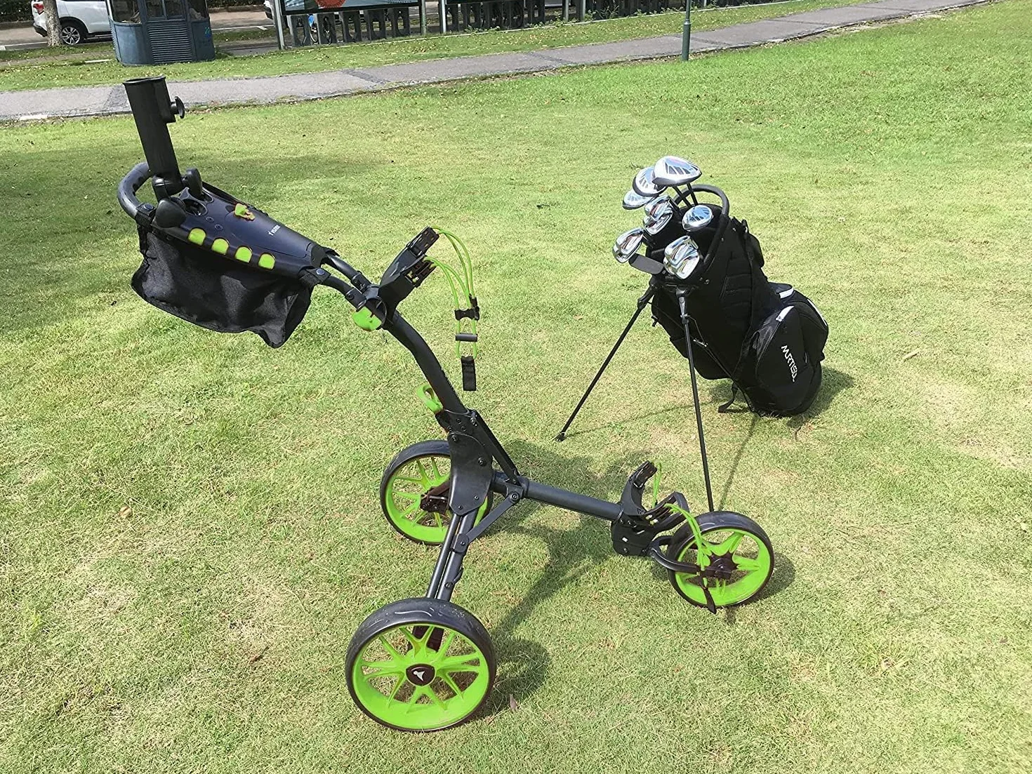 Newfly 3-kołowy wózek golfowy składany z hamulcem nożnym, uchwytem na parasol i torbą