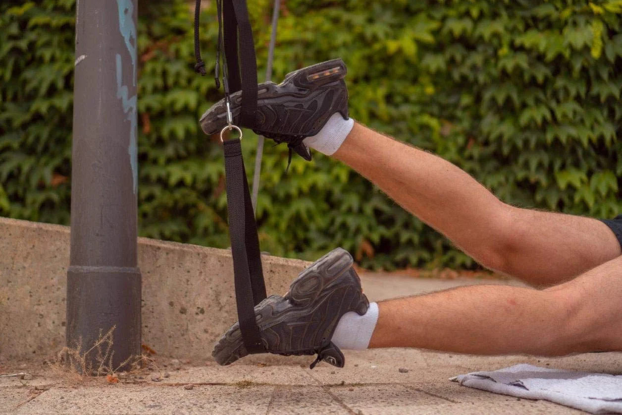 Zestaw premium do treningu z pętlami – trenażer z kotwicą do drzwi i rolką, zdejmowane uchwyty, plakat ćwiczeń, plan treningowy, dystans