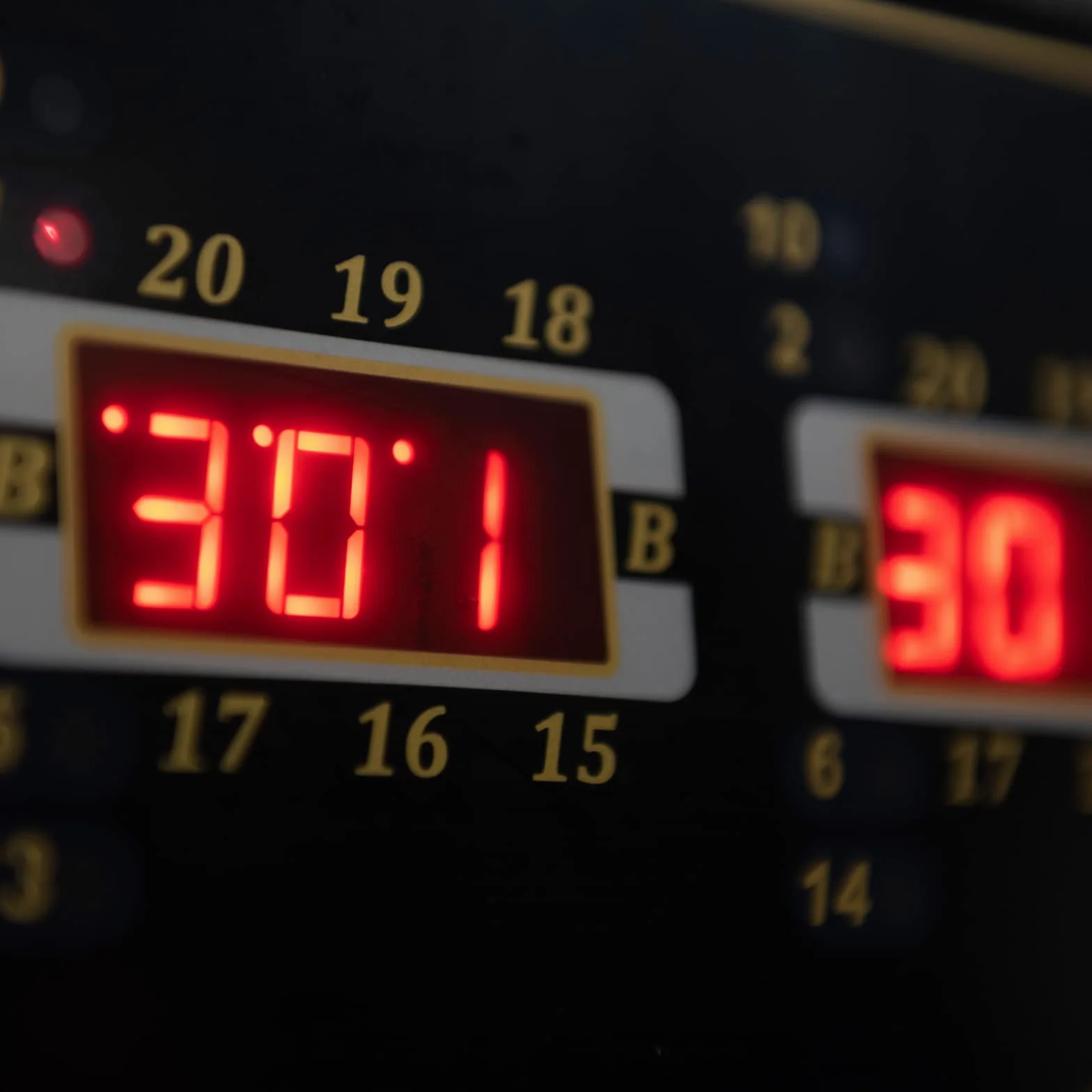 Karella Automat do darta CB-50, elektroniczna tarcza do darta z 27 grami i 159 wariantami gry, dokładne wymiary turniejowe w wersji 2-otworowej, profesjonalne urządzenie